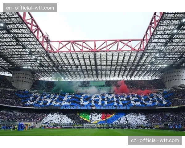 现场：马赛对阵雷恩一役，主队球迷看台展示巨型Tifo