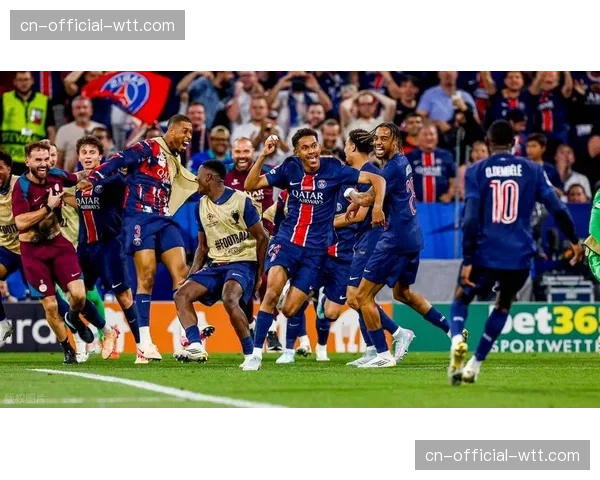 特写:勒阿弗尔球员在对手角球进攻未果后迅速散开阵型 特写:勒阿弗尔球员在对手角球进攻未果后迅速散开阵型