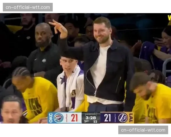 热火新秀在垃圾时间命中压哨三分，完成生涯首次得分，替补席疯狂庆祝