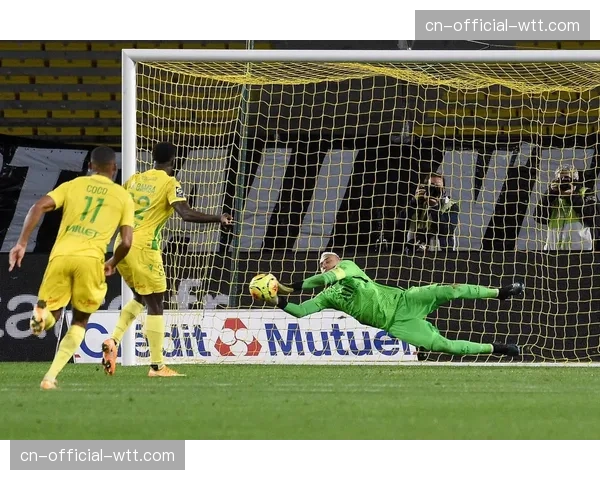 法甲赛场出现暖心一幕,南特球迷为对手门将、前球队功勋拉丰特鼓掌致敬 法甲赛场出现暖心一幕,南特球迷为对手门将、前球队功勋拉丰特鼓掌致敬