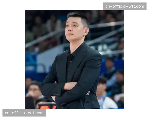 杨鸣在暂停时用战术板敲打椅子，向队员强调防守站位